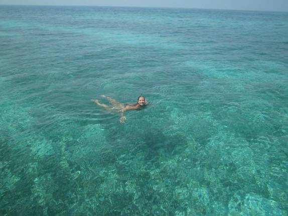 Nadando nas belíssimas águas da grande barreira de corais de Belize